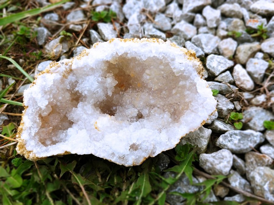 La purification est indispensable pour une géode en cristal de roche